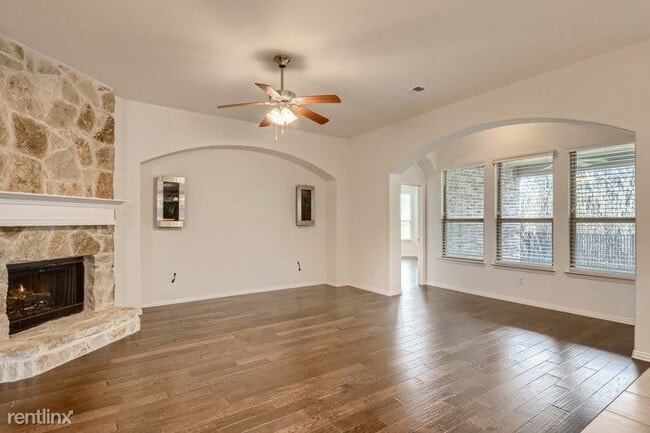Building Photo - 5 br, 3.5 bath House - 5024 Kestrel Drive ...