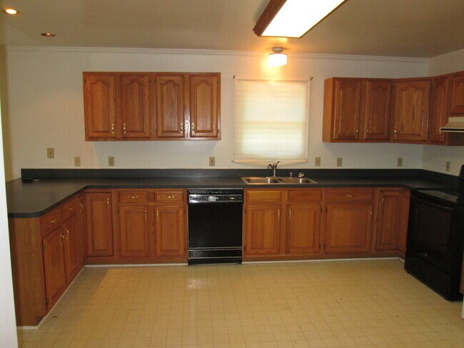Building Photo - Rare Chesnut Ridge Rental, Quiet Colonial,...