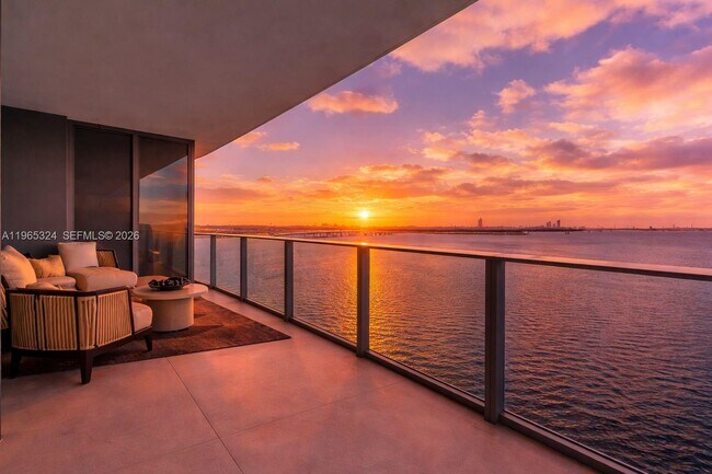 Foto del edificio - 700 NE 24th St