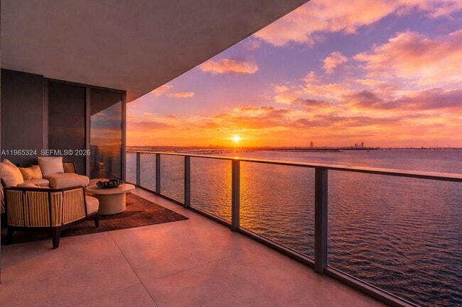 Building Photo - 700 NE 24th St