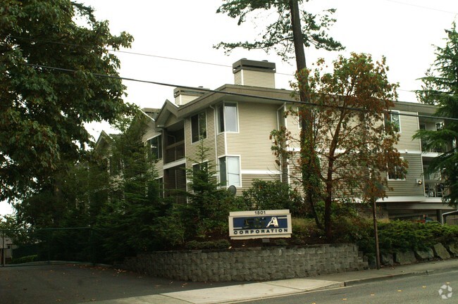 Building Photo - Lake Park Apartments