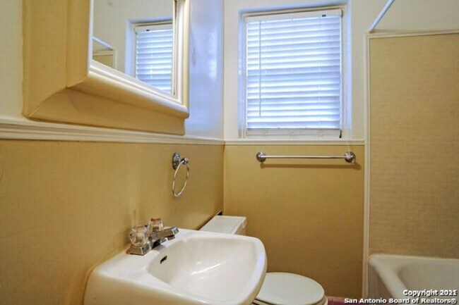 Foto del edificio - 2 Bedroom/1 Bath Alamo Heights Subdivision