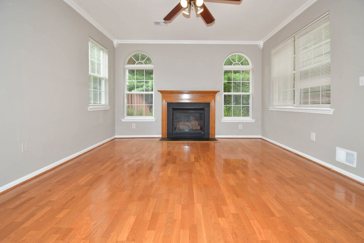 Primary Photo - 32 Scarlet Oak Dr