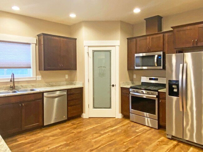 Foto del edificio - Spacious, Beautiful Newer Home