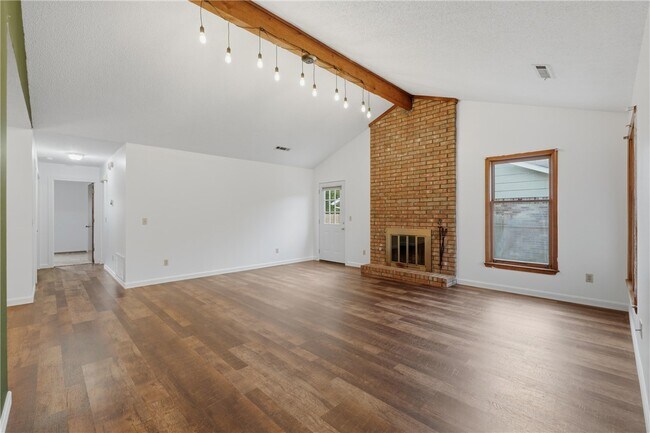 Building Photo - 909 W Linden St