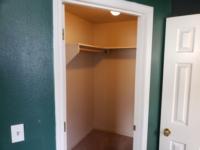 Foto del edificio - North End 3 bed 2 bath w fenced yard