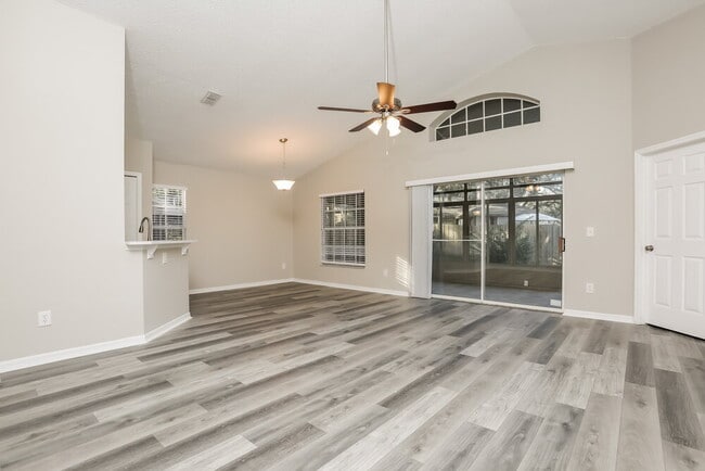 Building Photo - 1533 Oakwood Ct
