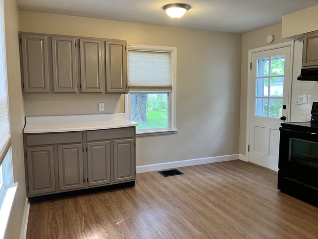 Kitchen - 2798 Brownlee Ave