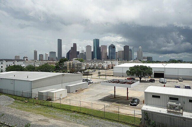 Building Photo - Stunning Corner Unit with Breathtaking Views!