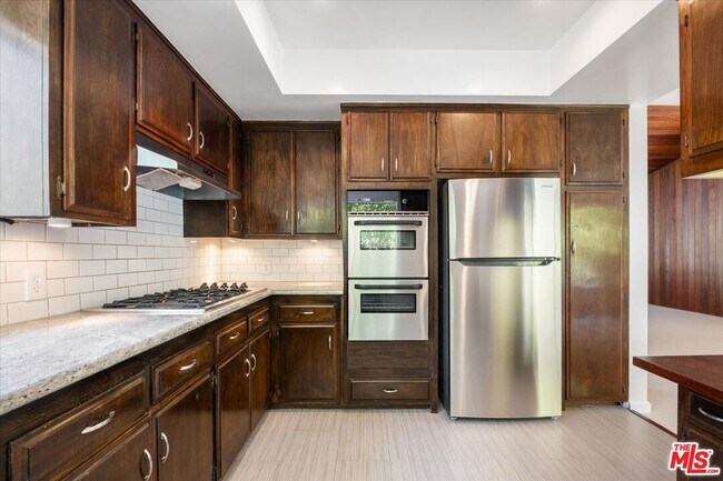 Foto del edificio - 1528 Rising Glen Rd