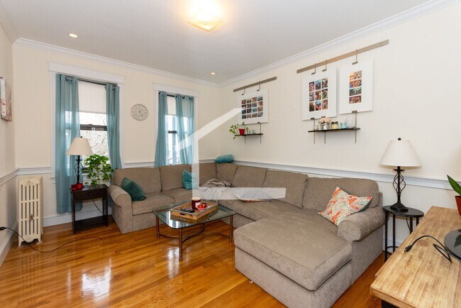 Building Photo - Huge, renovated top floor 4BR/2BA apartmen...