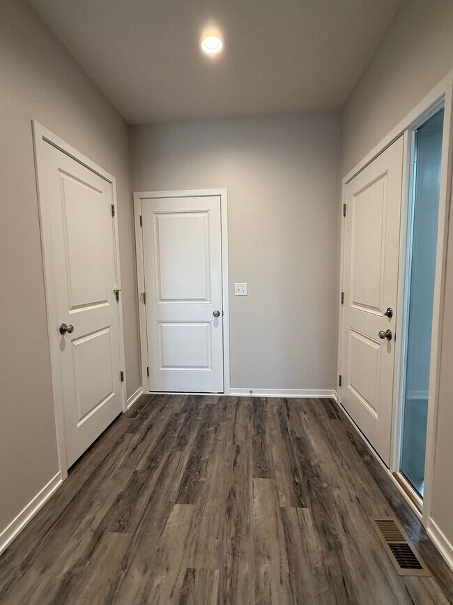 Foto del edificio - Spacious 2 bed/2.5 bath daylight Townhome in SE Lincoln