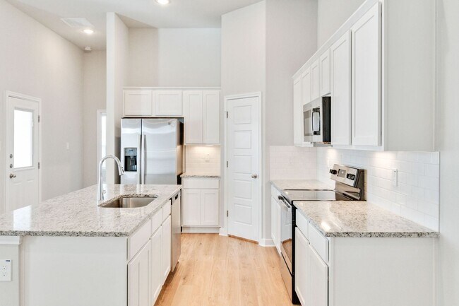 Building Photo - Want luxury living in the Far West ...Look no further...Amanda Park is it!