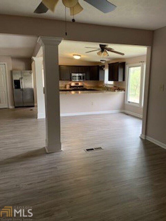 Building Photo - 120 Lakeview Ln