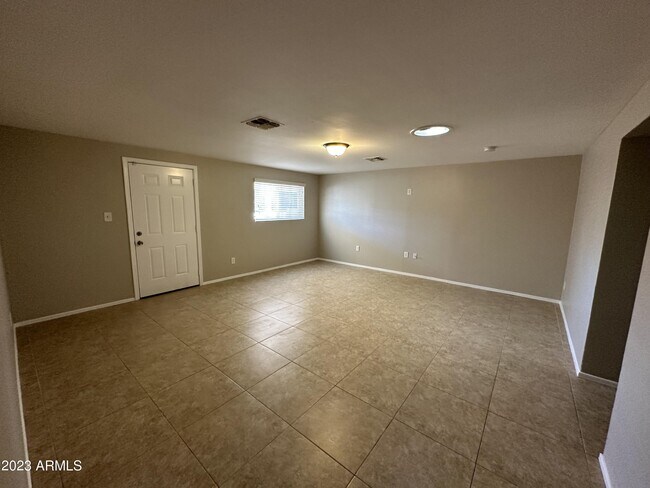 Building Photo - 3010 W Orangewood Ave