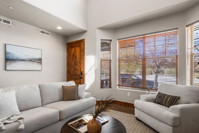 Foto del edificio - 6095 N Fox Pointe Cir