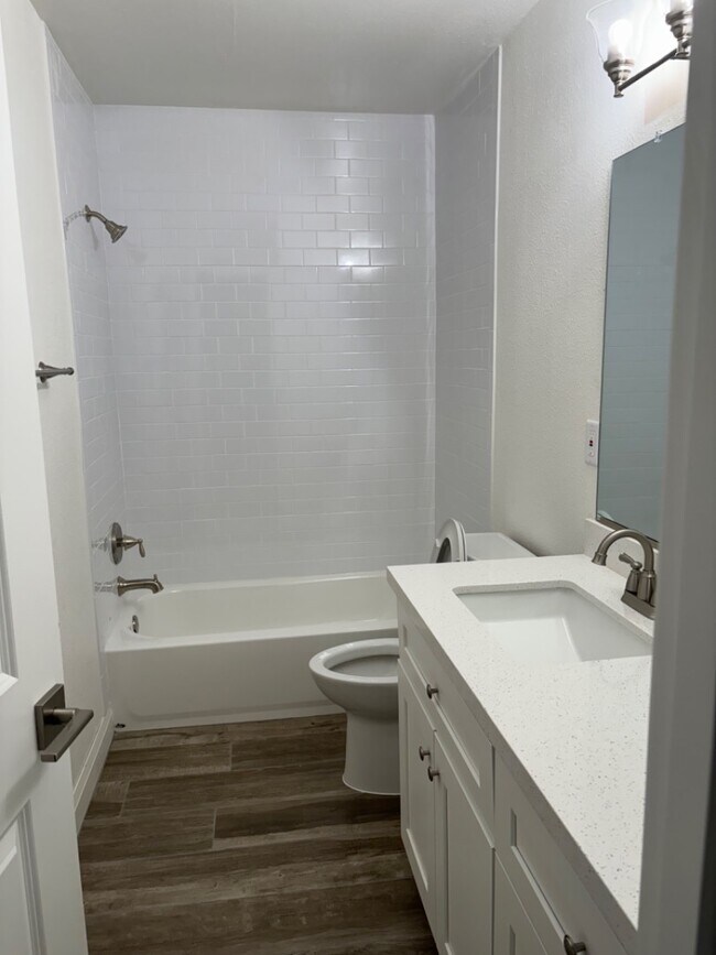 Building Photo - Charming 2-Bed Apartment in Tranquil Neigh...