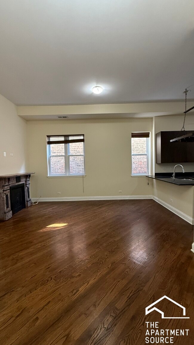 Building Photo - 1010 S Oakley Ave