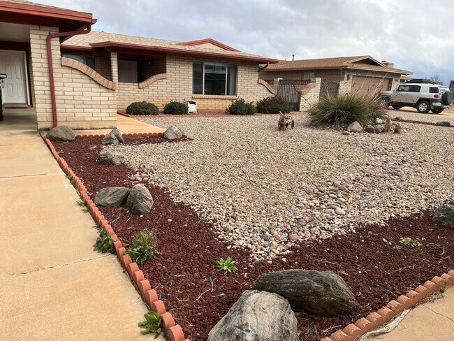 Foto del edificio - Large 4 bedroom with  yard