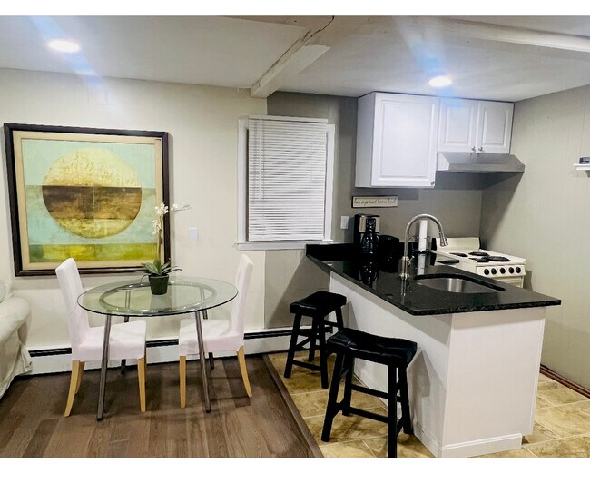 Kitchen/Dining area - 558 Green End Ave