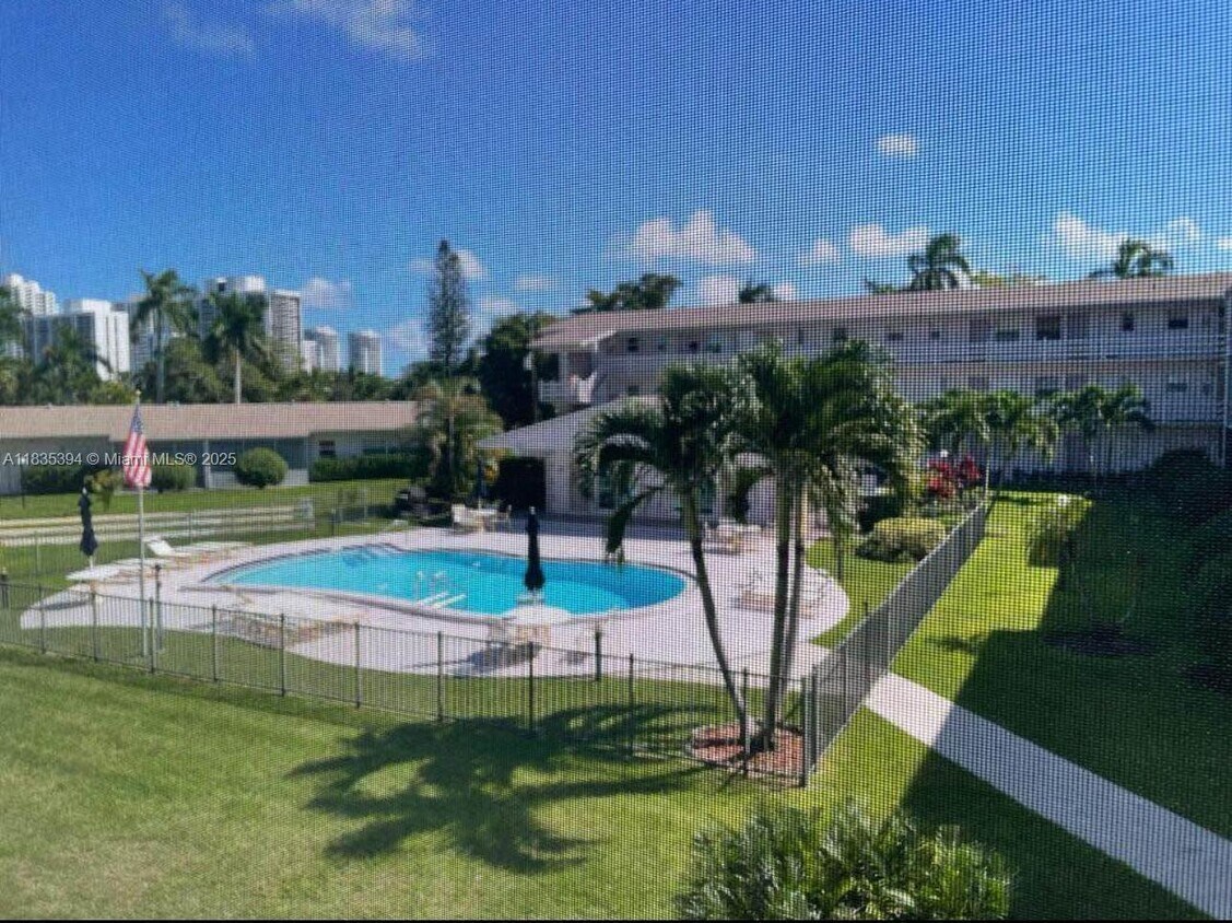 Foto principal - 700 Layne Blvd