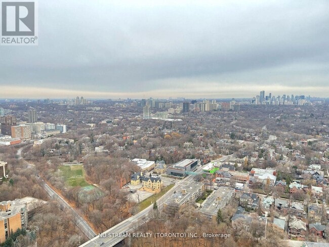 Photo du bâtiment - 395 Bloor St E