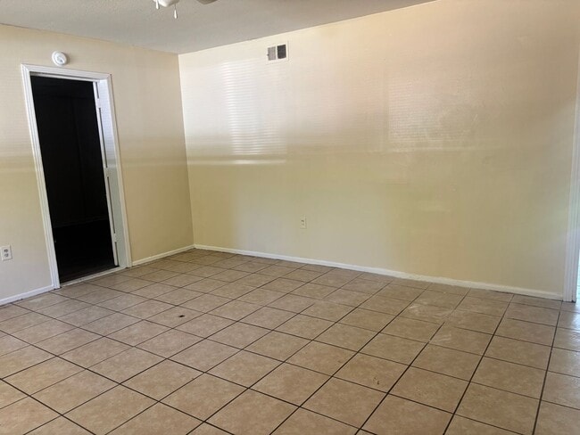 Building Photo - 318 Queen Marie Ln