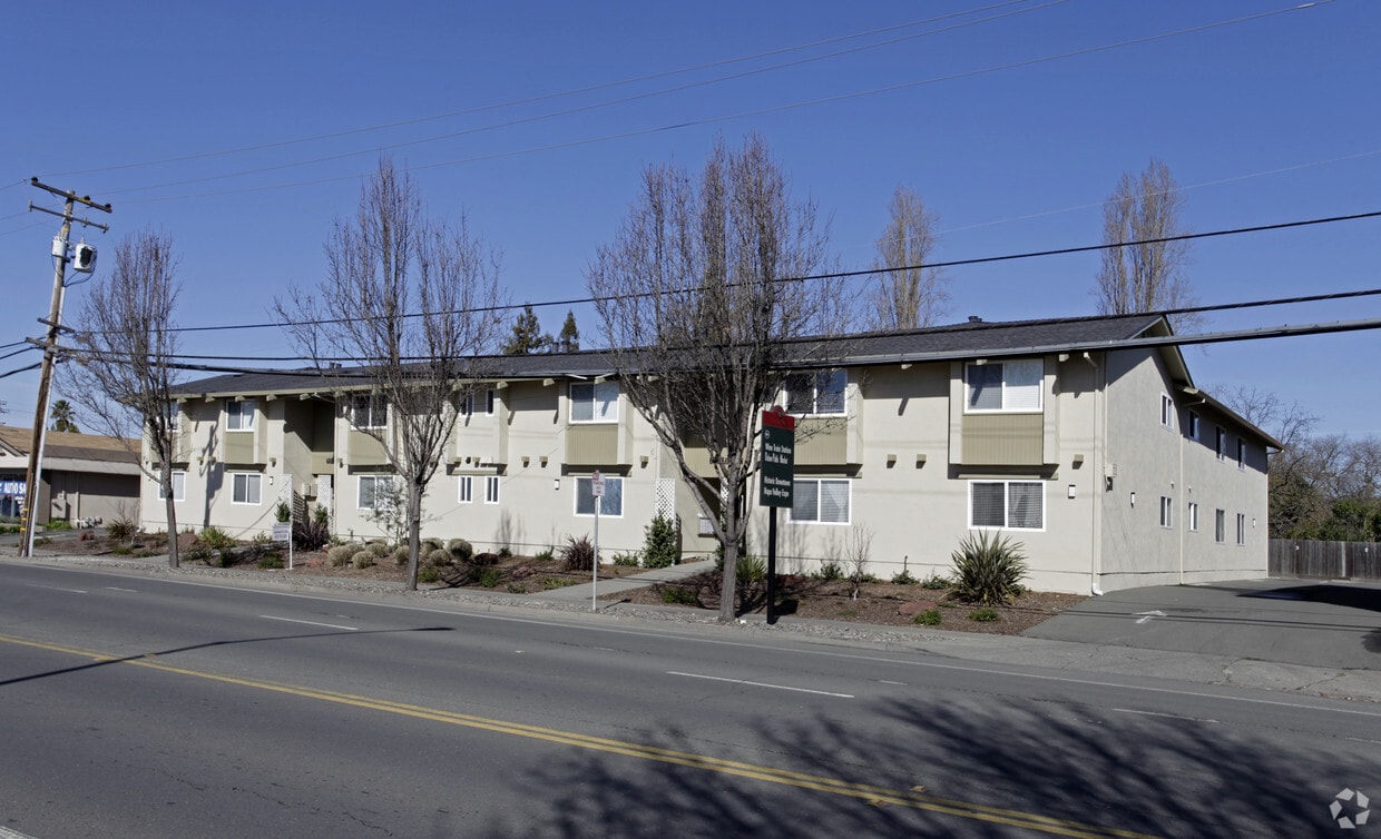 Primary Photo - 680 Lincoln Ave