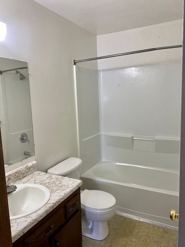 Building Photo - 422-428 8th Ave NE