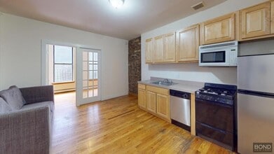 Building Photo - 814 10th Ave