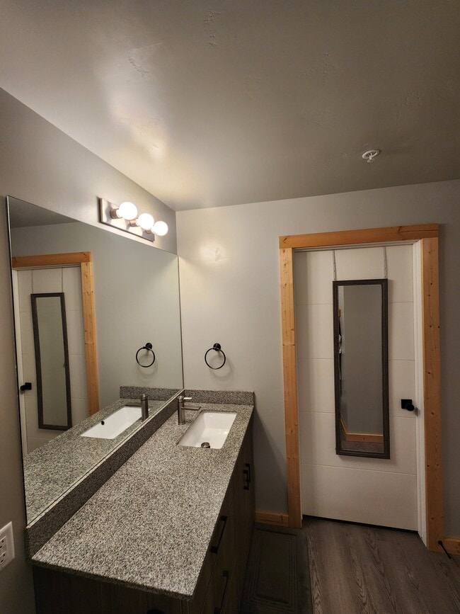 Vanity - 280 E Lorene St