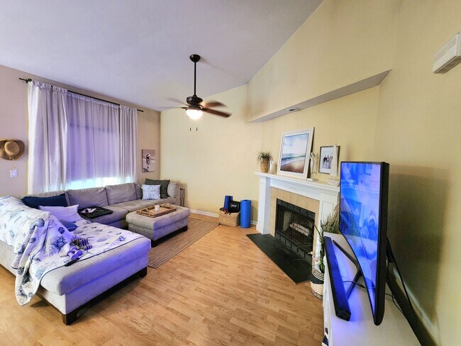 Foto del edificio - Top floor, corner unit condo off Shore Drive just two blocks from the bay!