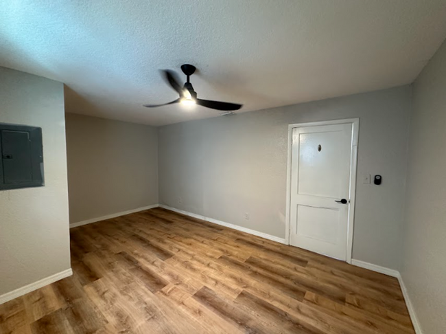Foto del edificio - Stylishly Renovated 2-Bedroom Home in Prim...