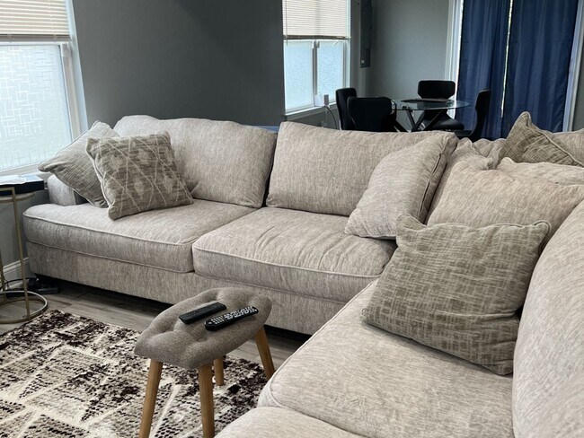 Building Photo - Fully furnished 3 Bedrooms Single Family H...