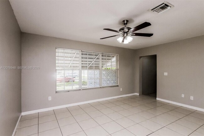 Foto del edificio - 3430 N 72nd Terrace
