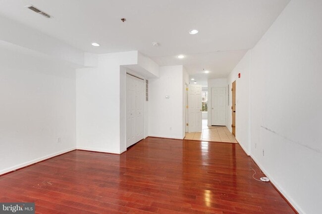 Building Photo - 5 W Girard Ave