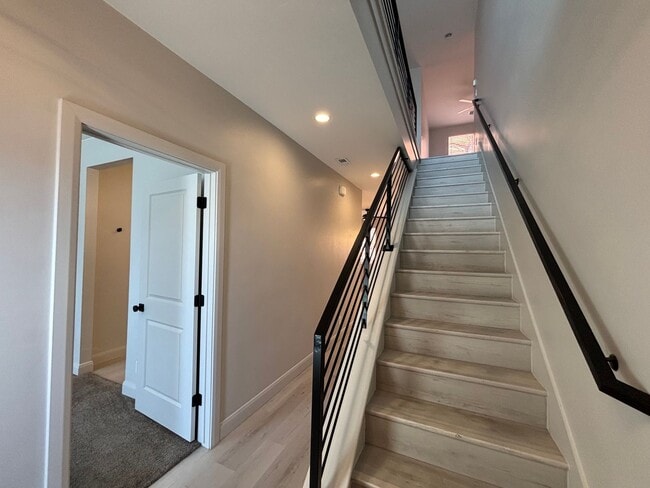 Building Photo - SPACIOUS HOME FOR RENT!