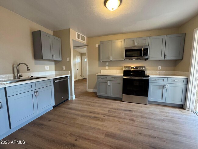 Building Photo - 2020 E Arbor Ave