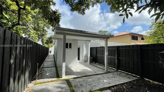 Building Photo - 4290 SW 9th St