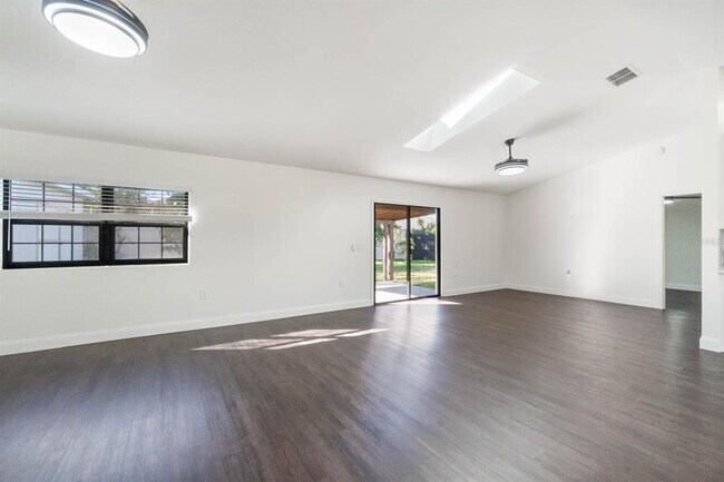 Building Photo - 827 Albi Ct