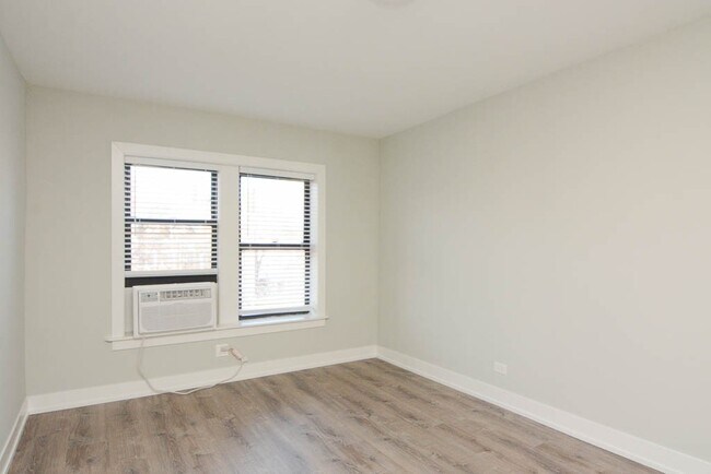 Foto del edificio - 735 W Brompton Ave