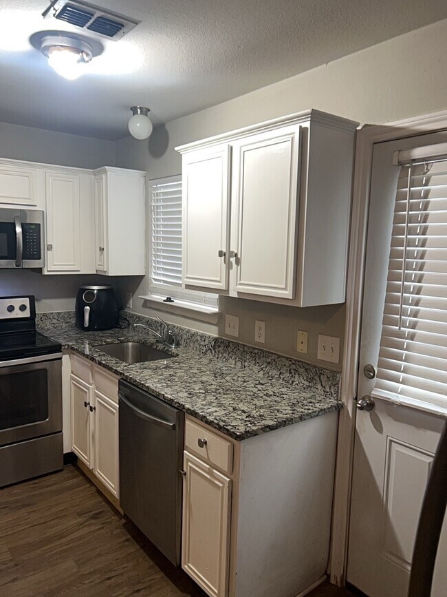 Building Photo - 1901 Wright St