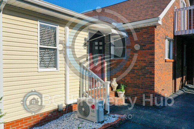 Foto del edificio - 305 E 3rd St