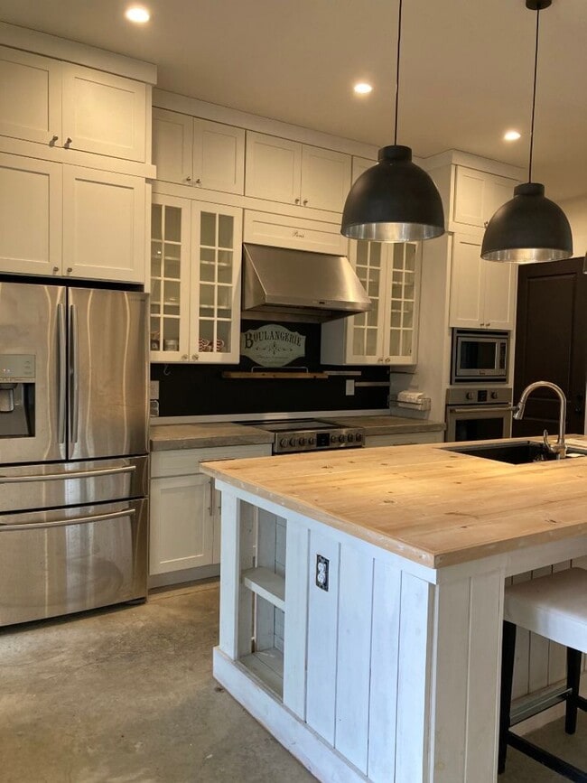 Building Photo - Exclusive Golf & Country Club Living