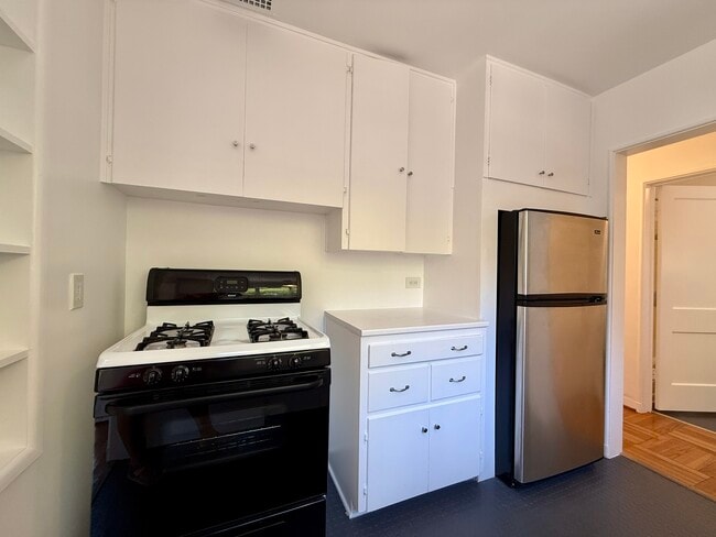 Building Photo - 5530 Village Grn