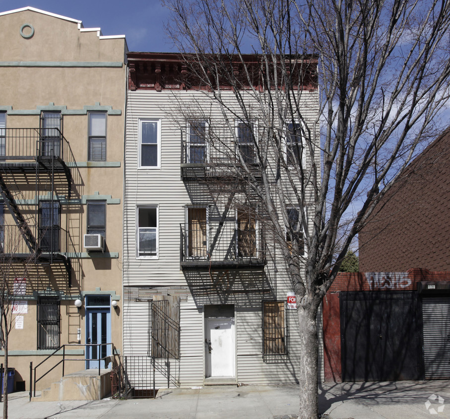 Building Photo - 161 Macdougal St