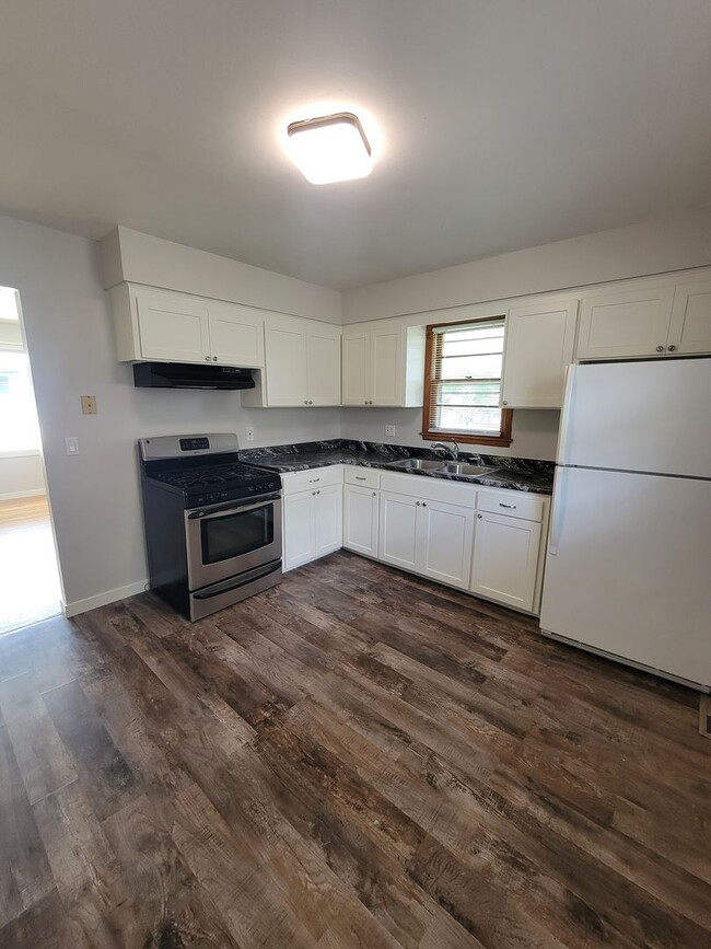 Building Photo - Renovated Upper Level Duplex - Armatage Ne...