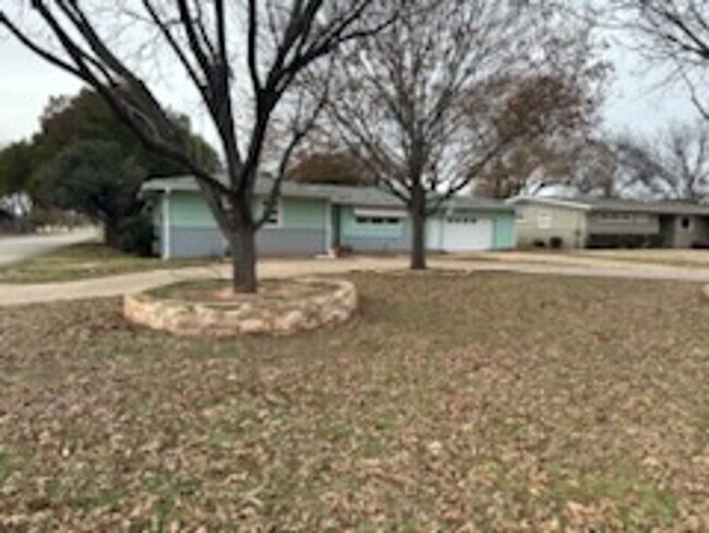 Building Photo - 3 bed 2 bath Home with Pool!