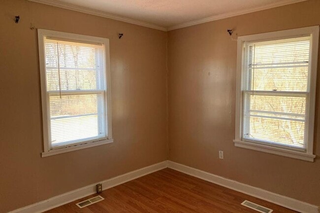 Building Photo - 2 Bedroom House Near University of Lynchburg