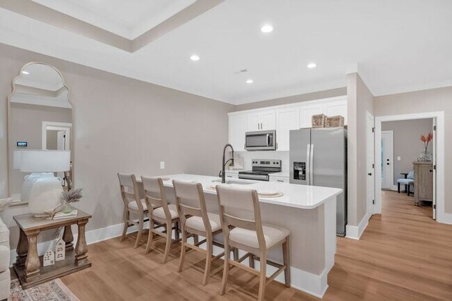 Foto del edificio - Ground-Level Living. Private Garage. Bonus Space Below.